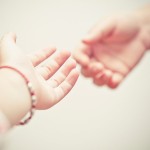 Ein Mensch reicht einem anderen Menschen die Hand