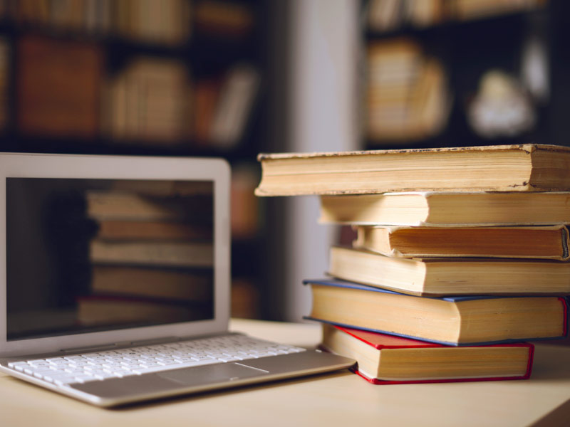 Laptop und Bücher