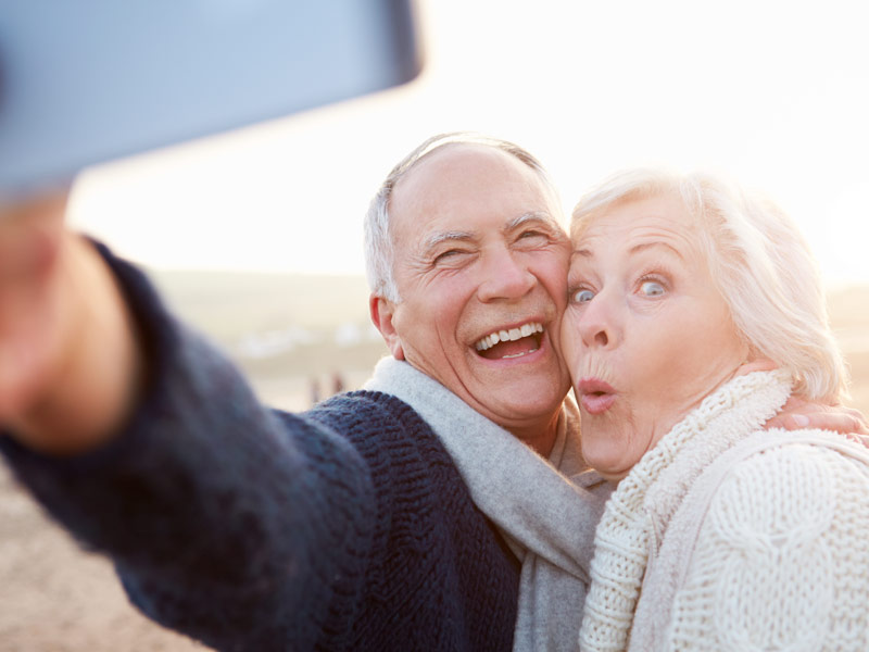 Ein Seniorenpaar macht ein Selfie mit dem Smartphone