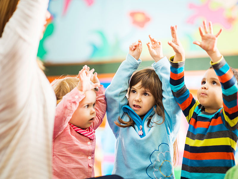 Kinder im lustigen Miteinander